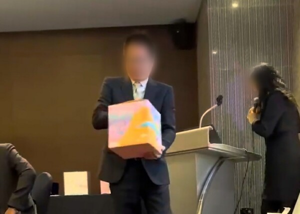 지난 12월 31일 경기도 수원 팔달구의 노보텔 앰배서더 수원에서 노보텔 직원 30~40여명이 참여한 타운홀미팅 중 직원이 경품 뽑기를 진행 중이다. 사진=연합뉴스 