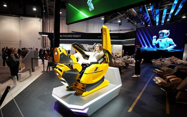 미국 라스베이거스에서 열린 CES 2025 내 바디프랜드 체험관에서 체험자들이 AI헬스케어로봇 733을 체험 중이다. 사진=바디프랜드 