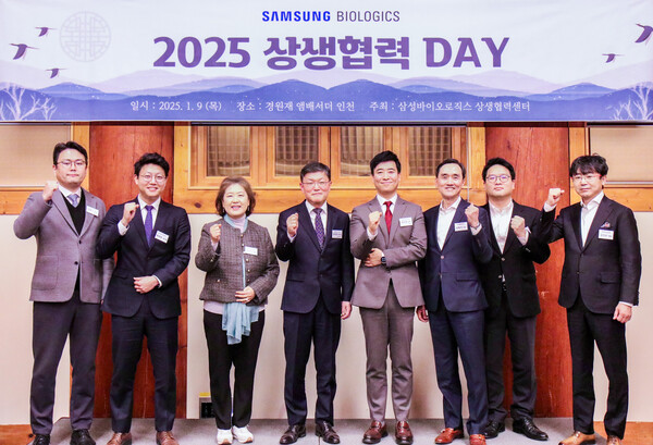(왼쪽부터)박용기 삼성바이오로직스 대외협력팀장, 황원현 아반토코리아 센터장, 석수진 써모피셔코리아 대표, 김동중 삼성바이오로직스 상생협력센터장, 송인섭 삼성바이오로직스 구매팀장, 김용석 머크코리아 대표, 최준호 싸이티바코리아 대표, 김덕상 싸토리우스코리아 대표. 사진=삼성바이오로직스