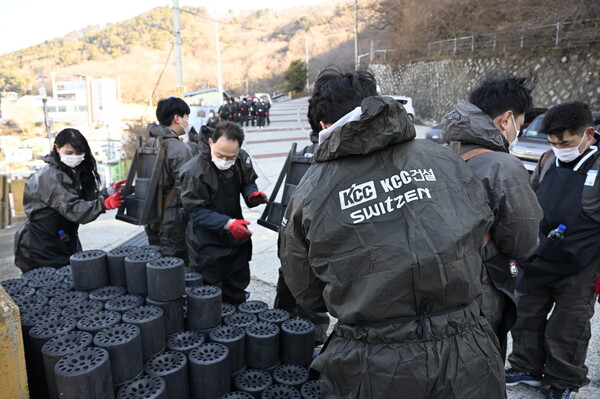 KCC건설 임직원들이 연탄을 배달 중이다. 사진=KCC건설