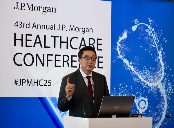 제임스 박 롯데바이오로직스 대표가 JP모건 헬스케어 컨퍼런스에서 발표를 진행하고 있다. 사진=롯데바이오로직스