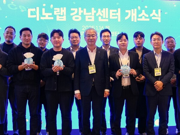 임종룡 우리금융지주 회장(첫번째줄  가운데)을 비롯해 금융위원회, 우리벤처파트너스, 우리금융캐피탈, 한국핀테크지원센터, 한국성장금융투자운용 관계자와 디노랩 38개 기업이 참석했다. 사진=우리금융지주