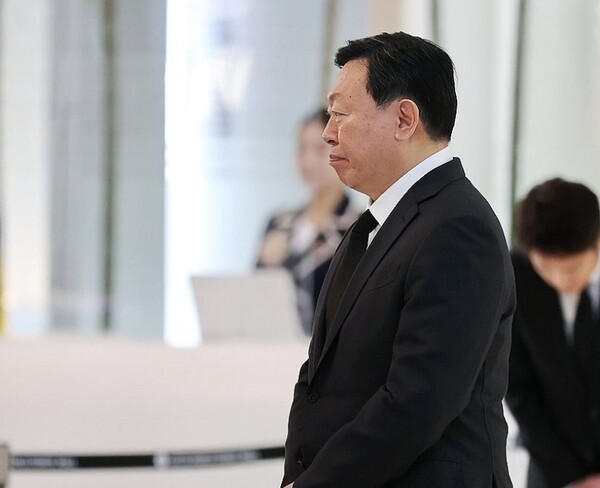 신격호 롯데 창업주 5주기를 이틀 앞둔 17일 오전 서울 송파구 롯데월드타워 1층 신격호 명예회장 흉상 앞에서 열린 추도식에서 신동빈 롯데그룹 회장이 참석 임원들에게 인사하고 있다. 사진=연합뉴스