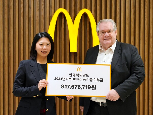 한국맥도날드가 RMHC Korea에 역대 최대 금액인 약 8억1000만원의 기부금을 전달했다고 17일 밝혔다. (사진 왼쪽부터) 한국맥도날드 김기원 대표이사, RMHC Korea 제프리 존스 회장. 사진=한국맥도날드