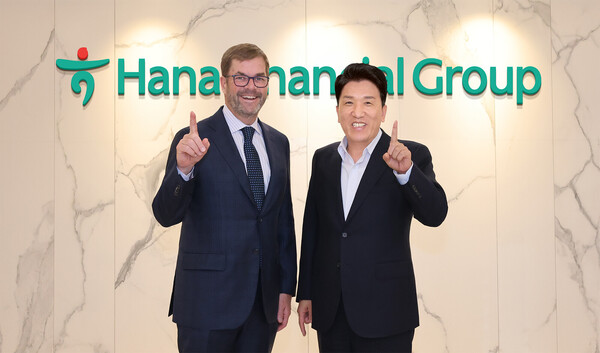 함영주 하나금융지주 회장(오른쪽)과 존 코노턴(John Connaughton) 베인캐피탈 글로벌 최고경영자. 사진=하나금융지주