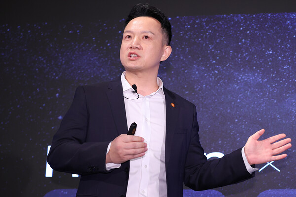 조니 우 샤오미코리아 사장이 15일 서울 종로구 포시즌스 호텔에서 열린 샤오미코리아 법인 설립 후 첫 기자간담회에서 발표하고 있다. 사진=연합뉴스