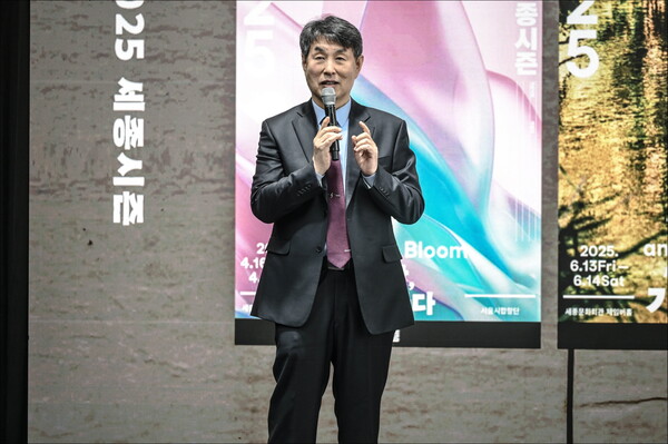 21일 서울 용산구 노들섬 발레단스튜디오에서 열린 '2025 세종시즌' 사업발표회에서 박종원 합창단장이 발표하고 있다. 사진=세종문화회관