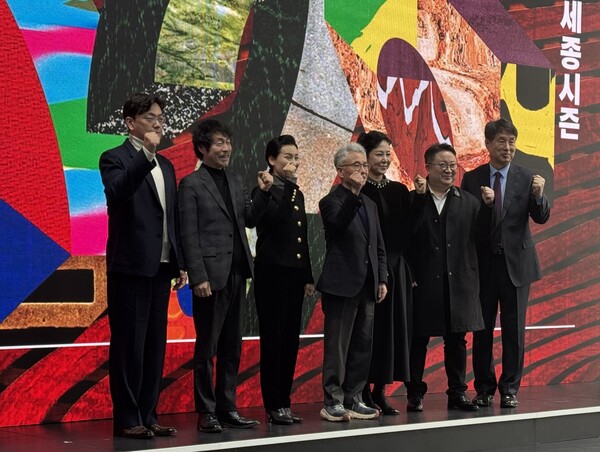 21일 서울 용산구 노들섬 발레단스튜디오에서 열린 '2025 세종시즌' 사업발표회에 안호상 세종문화회관 사장과 각 예술단장이 참석해 단체사진을 촬영하고 있다. 사진=양찬혁 기자