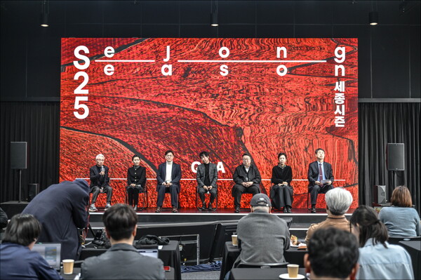 21일 서울 용산구 노들섬 발레단스튜디오에서 열린 '2025 세종시즌' 사업발표회에서 안호상 세종문화회관 사장이 질문에 답하고 있다. 사진=세종문화회관