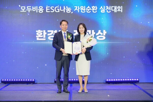 이병화 환경부 차관(왼쪽)과 이현주 우리은행 ESG기획부장. 사진=우리은행