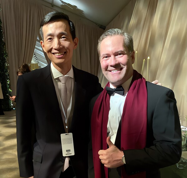 (왼쪽부터) 김동관 한화그룹 부회장, 마이크 왈츠 미국 국가안보보좌관. 사진=한화그룹