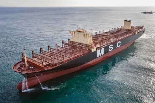 HD한국조선해양이 지난 2024년 건조해 인도한 초대형 LNG 이중연료추진 컨테이너 운반선. 사진=HD현대