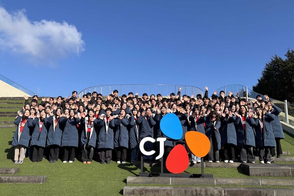 CJ그룹 신입사원들이 ‘클럽 나인브릿지’에서 기념사진촬영을 하고 있다. 사진=CJ그룹