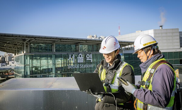 SKT와 SK오앤에스 엔지니어가 서울역 인근에서 통신장비를 점검하는 모습. 사진=SK텔레콤