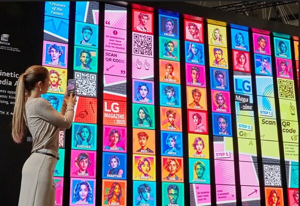 모델이 사진을 팝아트로 바꿔주는 생성형 AI 기술이 적용된 '키네틱 LED'의 QR코드를 스캔하고 있다. 사진=LG전자