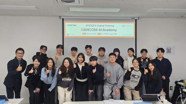장승현 한컴 AI사업본부장(왼쪽 첫번째)과 수강생들이 기념촬영을 하고 있다. 사진=한컴