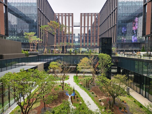 원그로브 중앙정원. 사진=이지스자산운용.