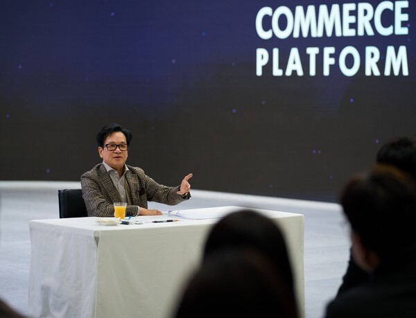 CJ그룹 이재현 회장이 지난 7일 서울 서초구 CJ온스타일 본사에서 직원들을 만나 격려하고 있다. 사진=CJ그룹 제공