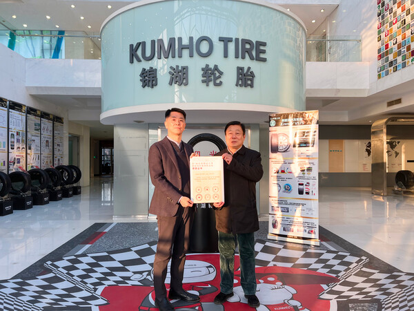 지난달 중국 천진에 위치한 금호타이어 KCTC에서 (왼쪽부터) 김철 금호타이어 KCTC장 상무, 추이리상 천진시공업디자인협회 부회장 서기장이 기념 사진 촬영을 하고 있다. 사진=금호타이어