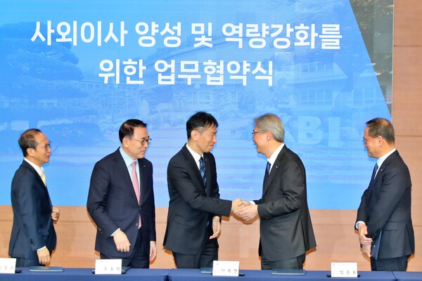 임종룡 우리금융지주 회장(오른쪽 두번째)이 이복현 금융감독원장(오른쪽 세번째)과 악수를 하고 있다. 사진=우리금융지주