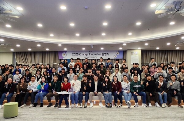 kt ds가 2025년도 ‘CI’ 출범식을 개최했다. kt ds 이상국 대표가 CI와 함께 기념 촬영을 하고 있다. 사진=KT