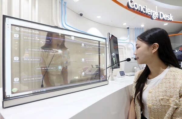 외국인 고객이 'Banking for Everyone' 서비스를 활용해 직원과 상담하고 있는 모습. 사진=신한은행