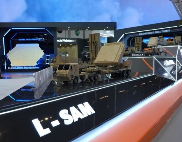 한화시스템이 'IDEX 2025'에 전시한 L-SAM 다기능레이다. 사진=한화시스템