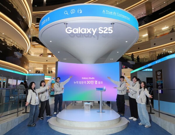 서울 영등포구 타임스퀘어 '갤럭시 스튜디오'에서 팬큐레이터들이 누적 방문객 30만명 돌파를 축하하는 모습. 사진=삼성9전자