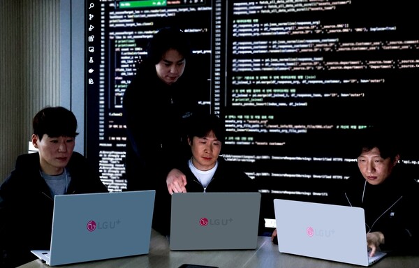 LG유플러스 임직원이 모의해킹 진행 상황에 대한 정보를 공유하고 있는 모습. 사진=LG유플러스