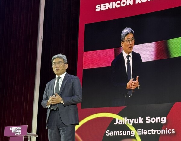 송재혁 삼성전자 DS부문 최고기술책임자(CTO) 사장이 19일 서울 코엑스에서 열린 세미콘 코리아 2025에서 기조연설을 하고 있다. 사진=연합뉴스