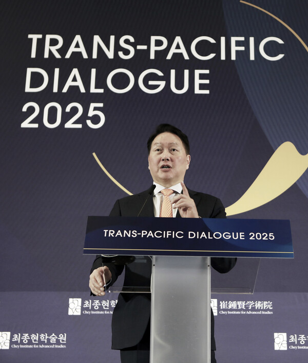 최태원 SK그룹 회장 겸 최종현학술원 이사장이 21일 미국 워싱턴DC 샐러맨더 호텔에서 열린 ‘TPD2025’에서 개회사를 하고 있다. 사진=SK수펙스추구협의회