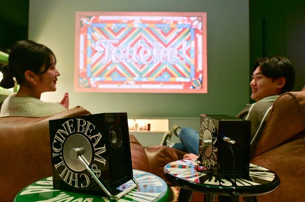 서울 영등포구에 위치한 복합문화공간 그라운드220에 조성된 '시네빔 큐브 시네마 with 세이투셰' 공간에서 '시네빔&칠' 패키지를 활용한 '빔테리어'를 체험하는 모습. 사진=LG전자