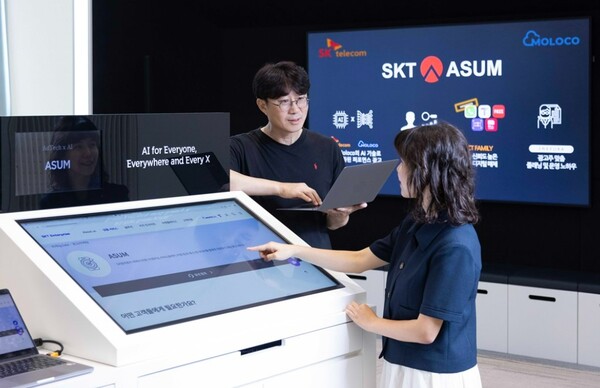 SKT 직원이 SKT와 몰로코가 협력해 개발한 통합 광고 플랫폼 '어썸(ASUM) 2.0'을 테스트하는 모습. 사진=SKT