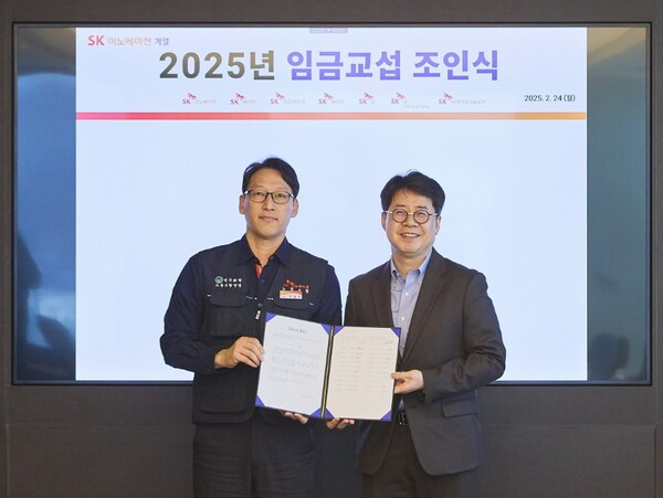 24일 서울 종로구 SK서린빌딩에서 열린 SK이노베이션 '2025년 임금교섭 조인식'에서 박상규 사장(오른쪽)과 박율희 노동조합위원장이 노사 합의서에 사인한 뒤 기념촬영을 하고 있다. 사진=SK이노베시연