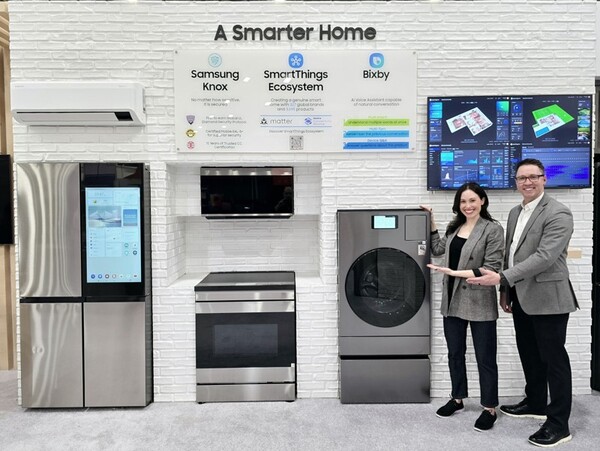 삼성전자 직원이 KBIS 2025에서 차별화된 AI 연결경험을 제공하는 비스포크 가전을 소개하고있다. 사진=삼성전자