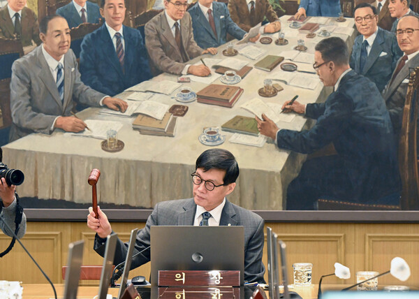 이창용 총재가 의사봉을 두드리고 있다. 사진=연합ㄴㅠ스