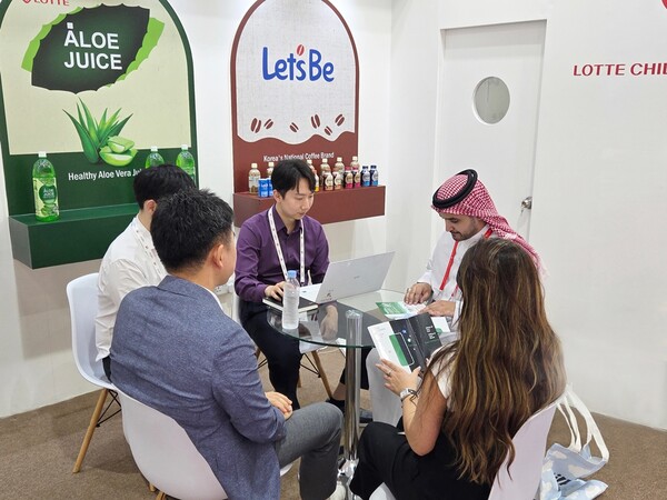 롯데칠성음료가 두바이에서 열린 '걸푸드 2025' 국제식품박람회에서 현장을 방문한 바이어와 상담을 진행하고 있다. 사진=롯데칠성음료