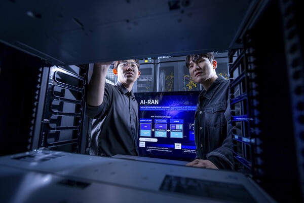 SK텔레콤 직원들이 분당사옥 테스트베드에서 AI 기지국(AI-RAN) 시험 장비를 활용해 연구를 진행하는 모습. 사진=SKT