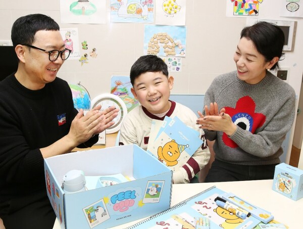 아시아나항공이 초등학교 입학을 앞둔 직원 자녀들에게 축하선물을 전달한 모습. 사진=아시아나항공