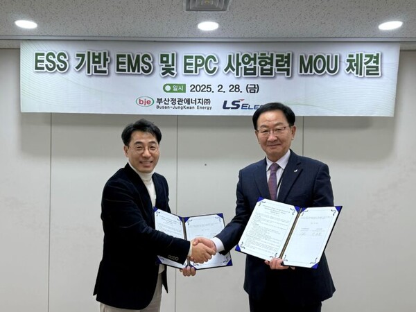 28일 부산 기장군 부산정관에너지 본사에서 진행된 협약식에서 박재덕 부산정관에너지 대표이사(왼쪽)와 박우범 LS일렉트릭 K-신전력사업본부장이 기념촬영을 하고 있다. 사진=SK이노베이션