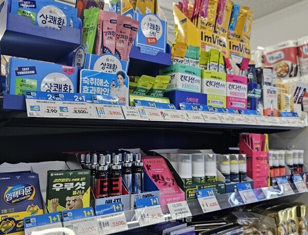 GS리테일이 운영하는 편의점 GS25 매장 내 건강기능식품이 진열돼 있다. 사진=뉴스저널리즘