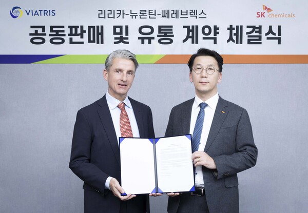 (왼쪽부터)빌 슈스터 비아트리스 코리아 대표이사, 박현선 SK케미칼 Pharma 사업 대표가 계약을 체결한 후 기념사진을 촬영하고 있다. 사진=SK케미칼