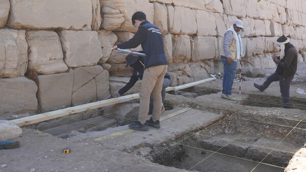 지난해 12월 진행된 이집트 라메세움 신전 탑문 서측 발굴조사 현장. 사진=한국전통문화대학교