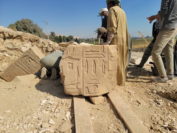 지난해 12월 이집트 라메세움 신전 탑문 동측 발굴지에서 수습된 석재. 사진=한국전통문화대학교