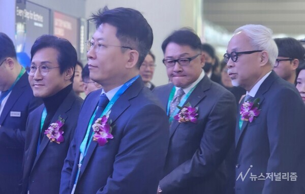 (왼쪽부터) 신영대 국회 기재위 이차전지포럼 공동대표, 김동명 LG에너지솔루션 대표이사, 구자균 LS일렉트릭 대표, 최주선 삼성 SDI 대표. 사진=장하민 기자