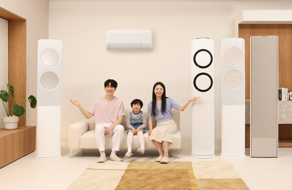 삼성전자 모델이 삼성전자 2025년 에어컨을 체험하고 있다. 사진=삼성전자