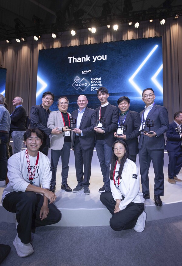 뒷줄 왼쪽부터 김동욱 SKT 6G개발팀 팀장, 양승현 SK AI R&D센터장, 존 호프만 GSMA CEO, 이종민 SKT 미래 R&D Lab장, 이성찬 야타브엔터 대표, 엄종환 SKT ESG추진실장. 사진=SK텔레콤