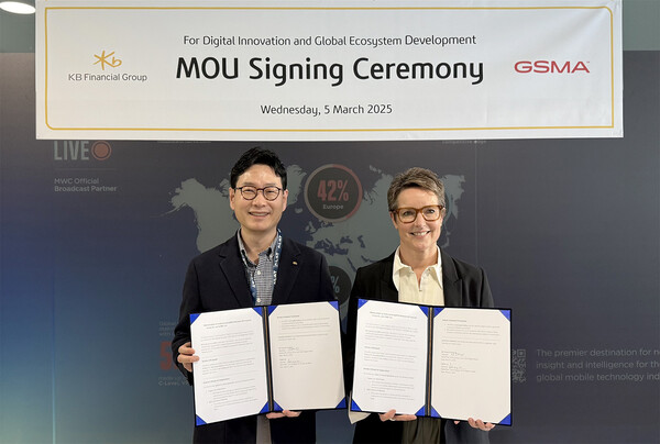 이창권 KB금융 디지털·IT부문장(왼서 첫번째)과 사라 위긴 GSMA 부사장(왼쪽 두번째)이 양사간 업무협약식에서 기념촬영을 하고 있다. 사진=KB금융