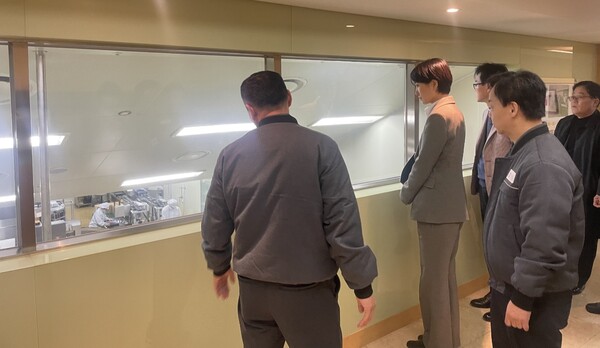 김수민 충북도 정무부지사가  유유제약 의약품 공정을 시찰하고 있다. 사진=유유제약