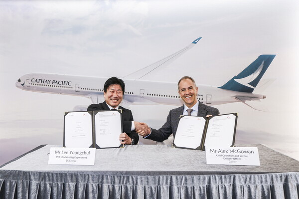 이영철 SK에너지 마케팅본부장(왼쪽)과 알렉스 맥고완 캐세이퍼시픽항공 운영 및 서비스 제공 최고 책임자(오른쪽)가 10일 홍콩 캐세이퍼시픽항공 본사에서 SAF 공급 계약을 체결하고 있다. 사진=SK에너지